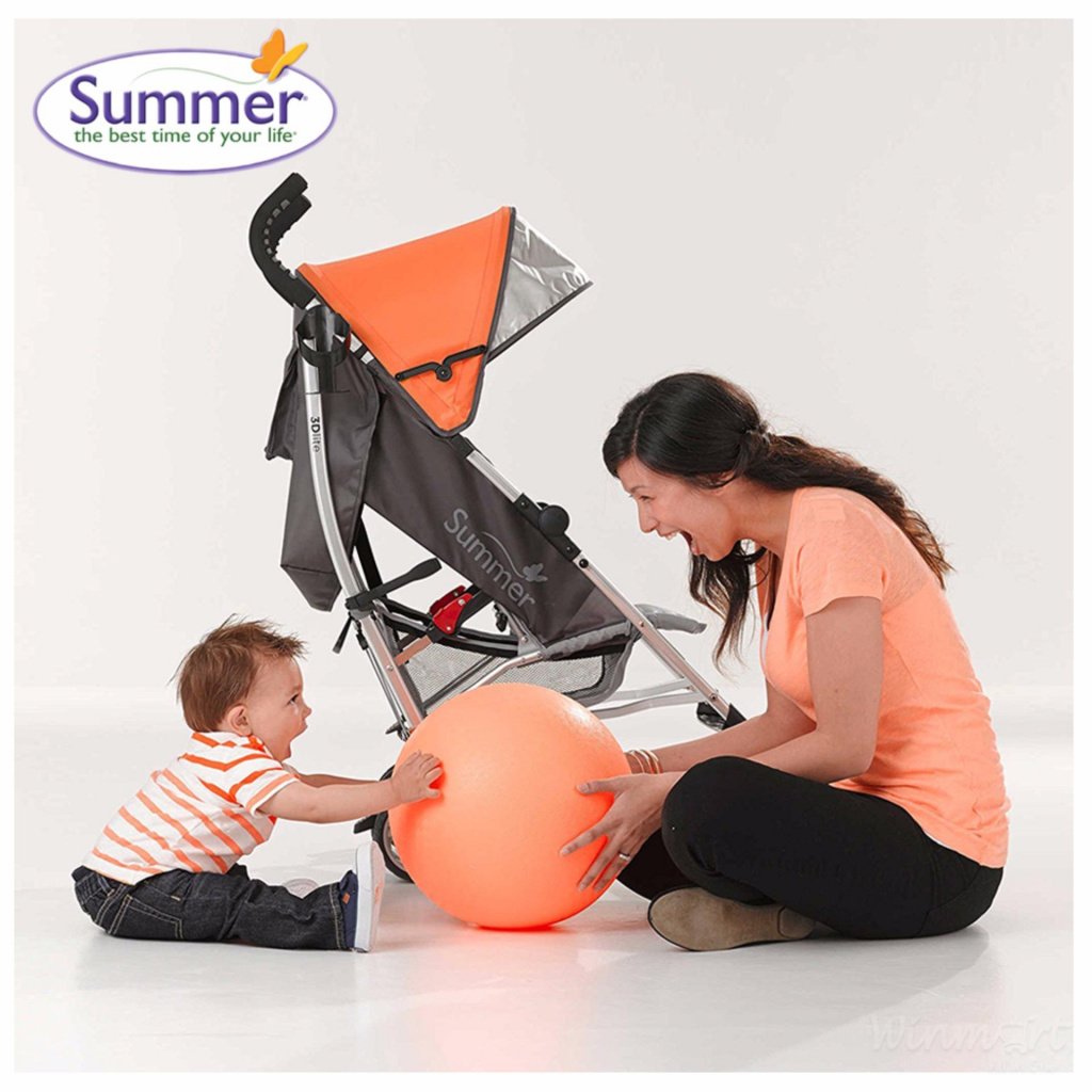 Xe đẩy siêu nhẹ màu vàng cam bánh xoay 360 độ tiện dụng cho cả mẹ và bé